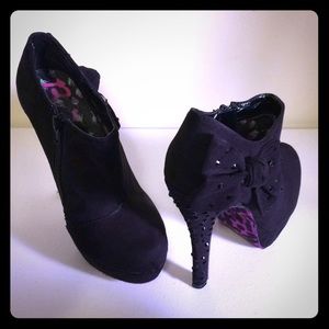 Betsey Johnson Women’s Chrystal Heel, Size 7M